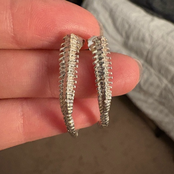 Verameat spine curved earrings - Picture 2 of 6